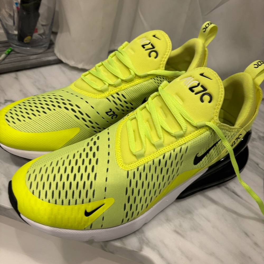 Nike AirMax 270 Volt